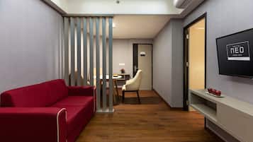 客房 (Suite) | 客房内保险箱、办公桌、免费 WiFi、床单