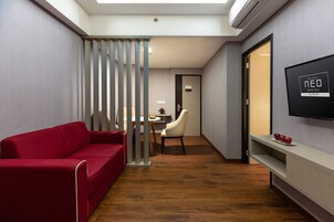 客房 (Suite) | 客房内保险箱、办公桌、免费 WiFi、床单