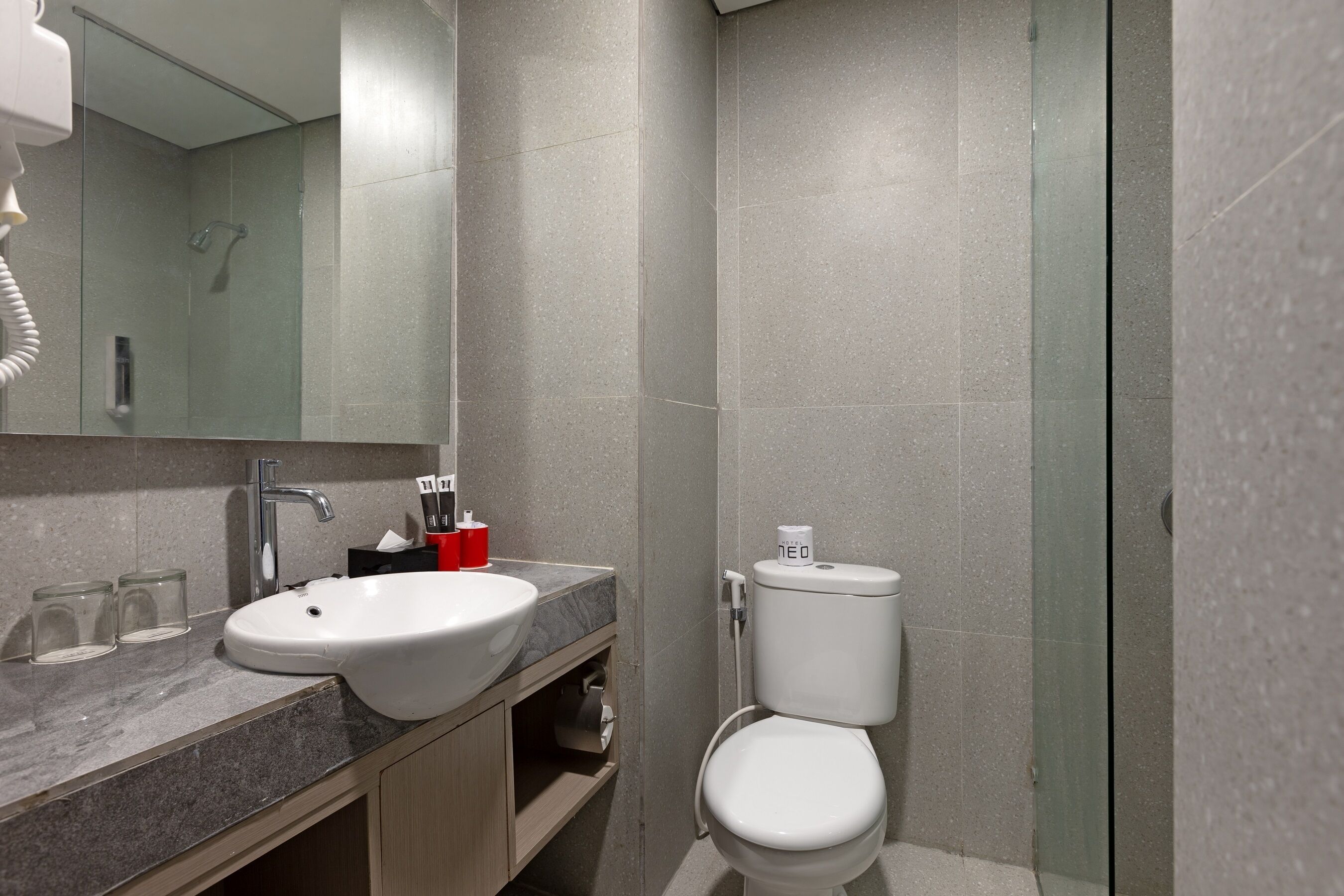 Dusj, toalettartikler (inkludert), tøfler og håndklær