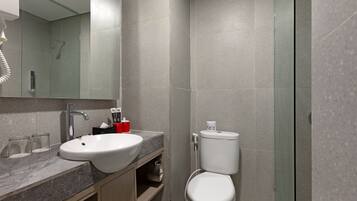 Dusj, toalettartikler (inkludert), tøfler og håndklær