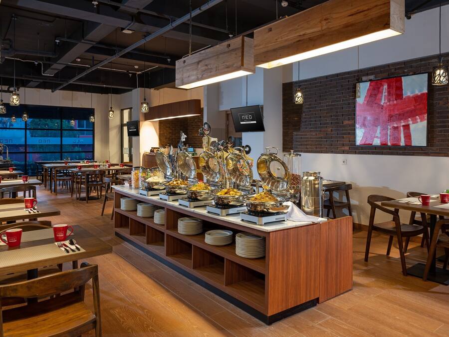 Daily buffet breakfast (IDR 60000 per person)