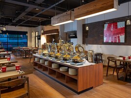 每日供应自助式早餐（每人 IDR 60000）