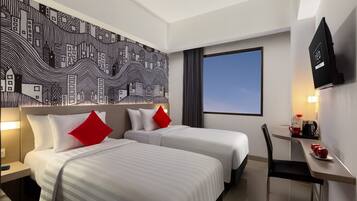 Safe på rommet, skrivebord, wi-fi (inkludert) og sengetøy