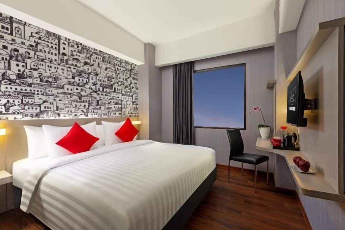 In-room safe, desk, WiFi (free), bed sheets