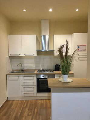 Kühlschrank, Ofen, Wasserkocher mit Kaffee-/Teezubehör, Wasserkocher