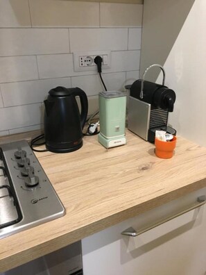 Frigorifero, forno, macchina per tè/caffè, bollitore elettrico