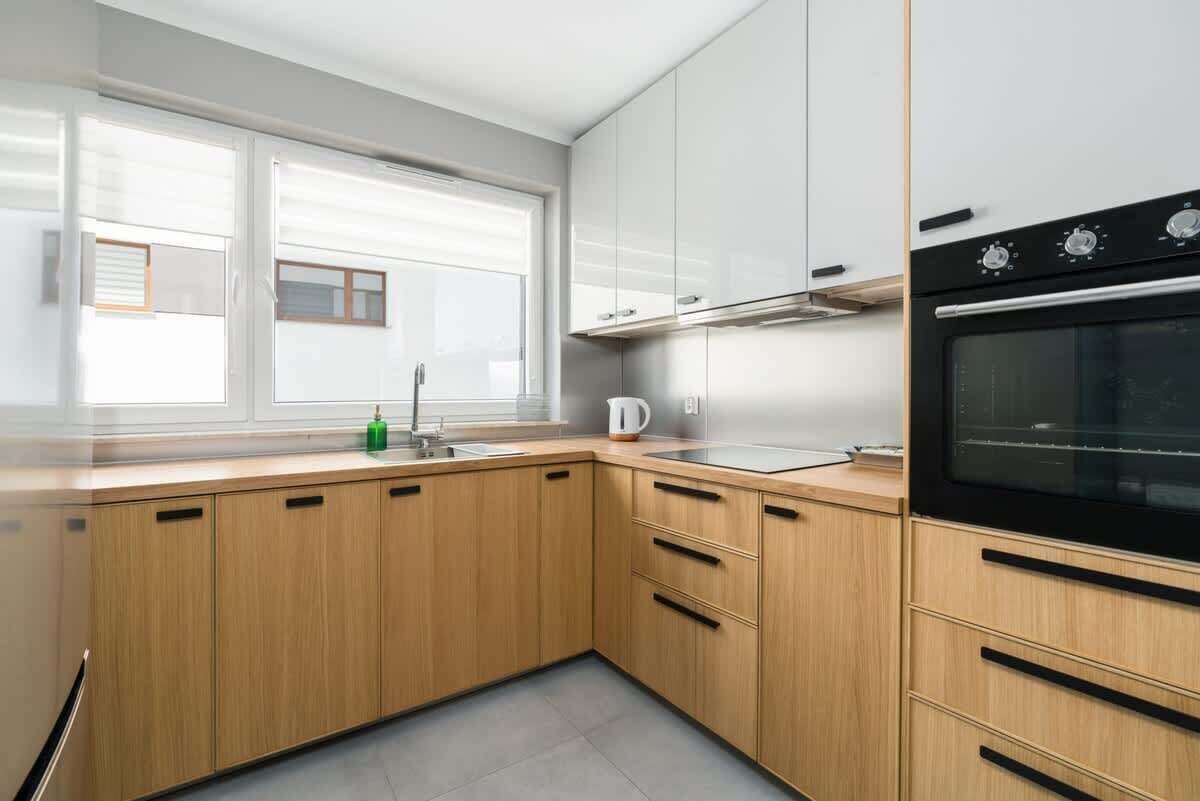 Kjøleskap, ovn, kokeplater og oppvaskmaskin