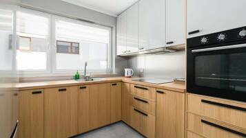 Kjøleskap, ovn, kokeplater og oppvaskmaskin