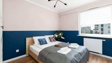 1 dormitori, planxa i posts de planxar, wifi i roba de llit