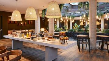 Desayuno buffet (EUR 20 por persona)