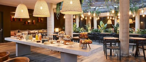 每日供应自助式早餐(每人 EUR 20)