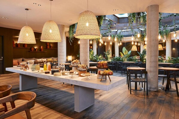 Desayuno buffet (EUR 20 por persona)