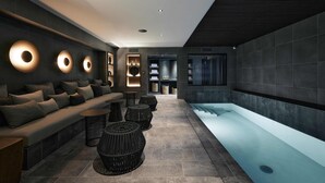 A modern spa area with a seating area, a pool, and a reception desk. - Le Bellune Paris Hotel & Spa (Paris)