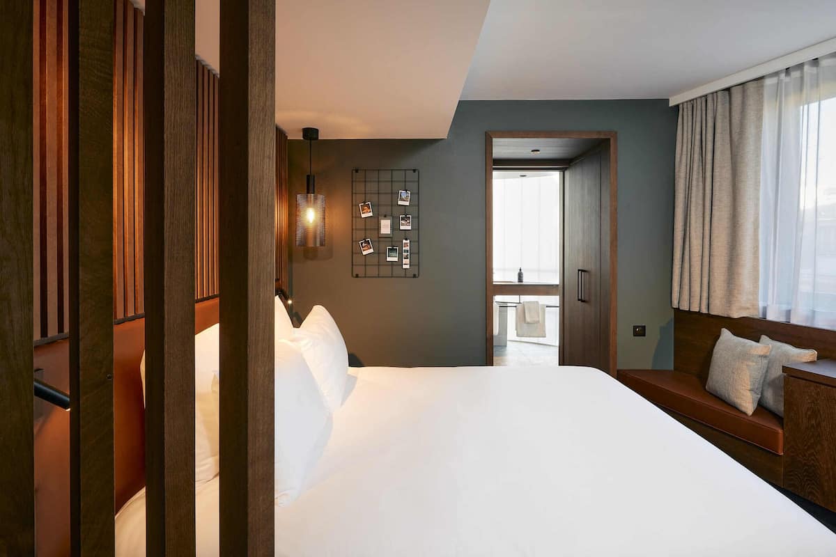 Chambre Standard double | Literie de qualité, lit avec matelas Select Comfort, coffre-fort