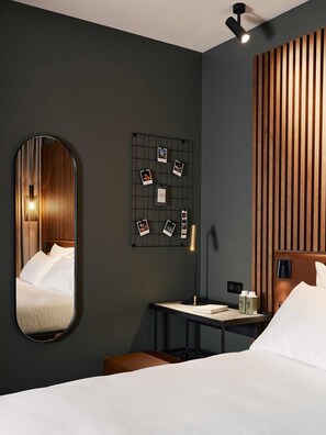 Premium bedding, Select Comfort beds, in-room safe, laptop workspace - Le Bellune Paris Hotel & Spa (Paris)