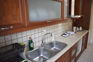 Frigorífico, horno, utensilios de cocina y papel de cocina