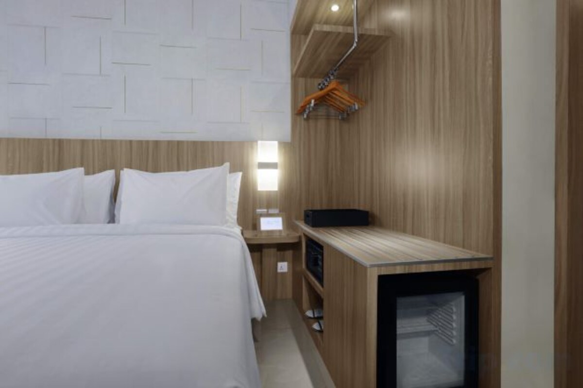 Minibar, coffres-forts dans les chambres, bureau