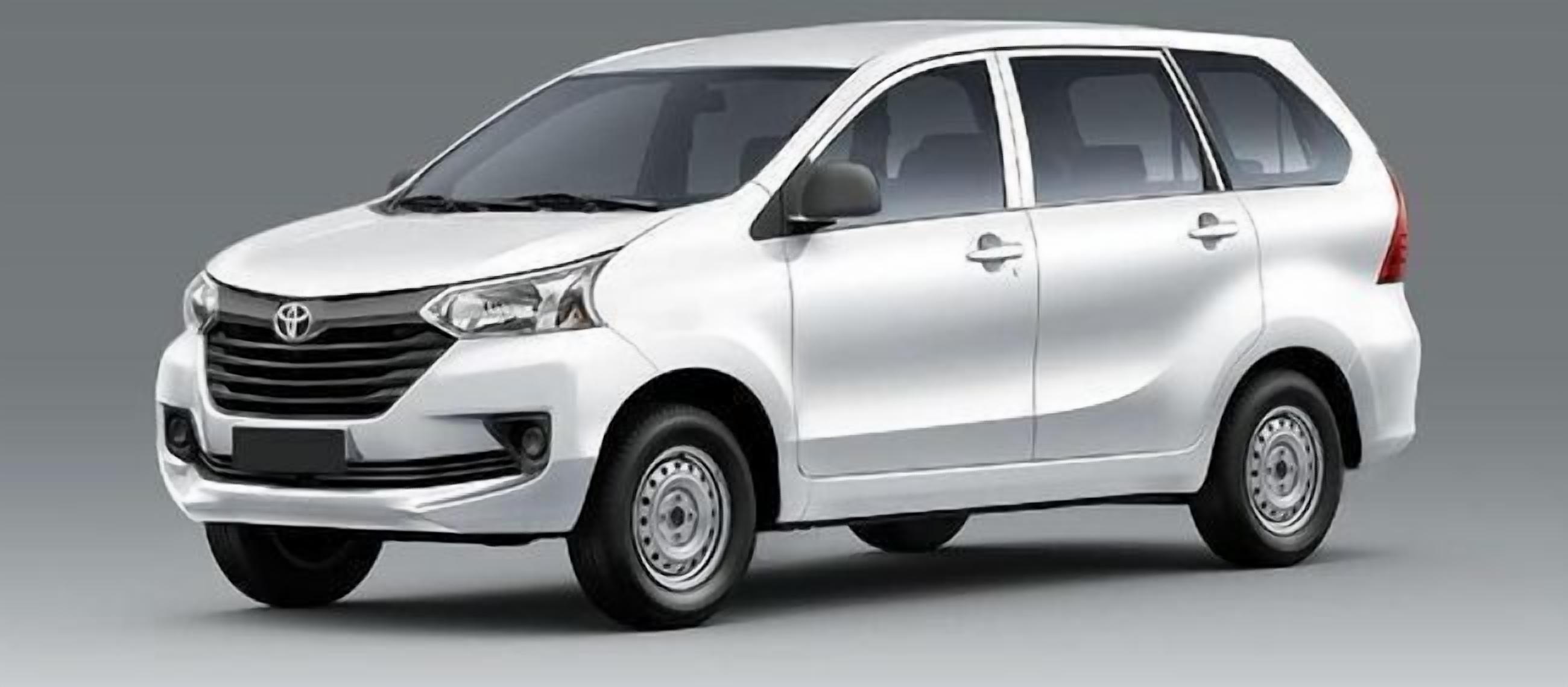 Una camioneta blanca con parrilla frontal, faros y espejos laterales.
