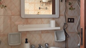 وحدات دش مع أحواض استحمام، مراحيض شطف