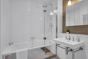 Badewanne, Haartrockner, Handtücher, Seife