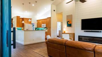 Una Smart TV, una chimenea