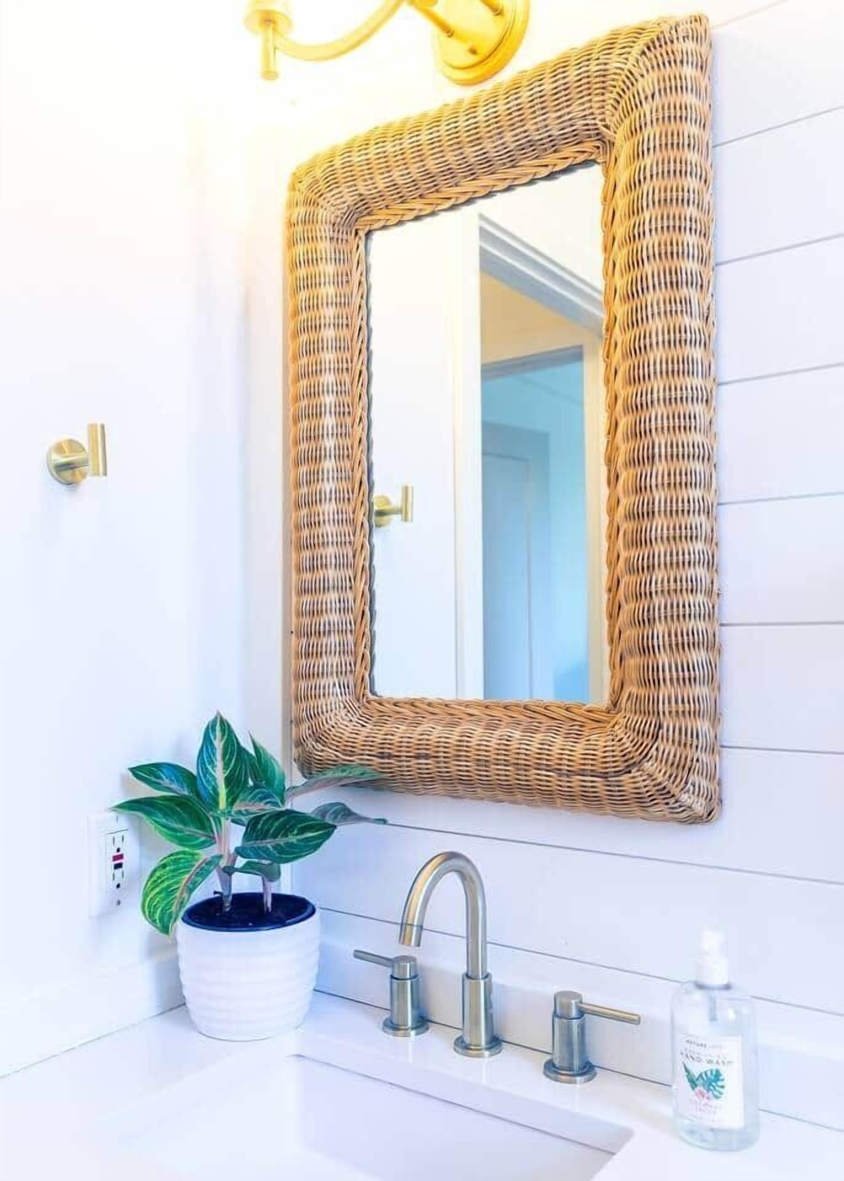 Bañera con ducha, secador de pelo, toallas, jabón