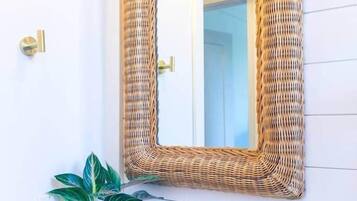 Bañera con ducha, secador de pelo, toallas, jabón