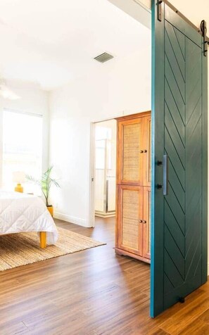 3 habitaciones, tabla de planchar con plancha, wifi y ropa de cama 