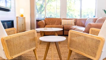 Una Smart TV, una chimenea