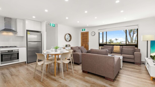 Un espacio habitable moderno con cocina, comedor y zona de estar.