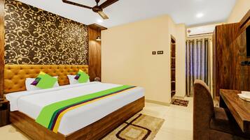 Deluxe Double Room | Desk, iron/ironing board