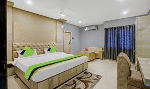 Habitación Premium doble | Escritorio y tabla de planchar con plancha