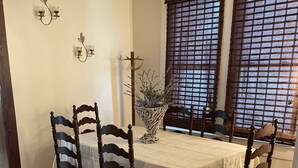 A dining area with a table set for four, surrounded by wooden chairs. - Etowah's Cottage - dog friendly, king beds, hiking, rafting, motorcycles (Etowah)
