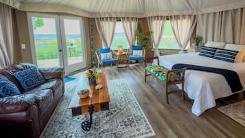 1 bedroom, desk, WiFi, bed sheets