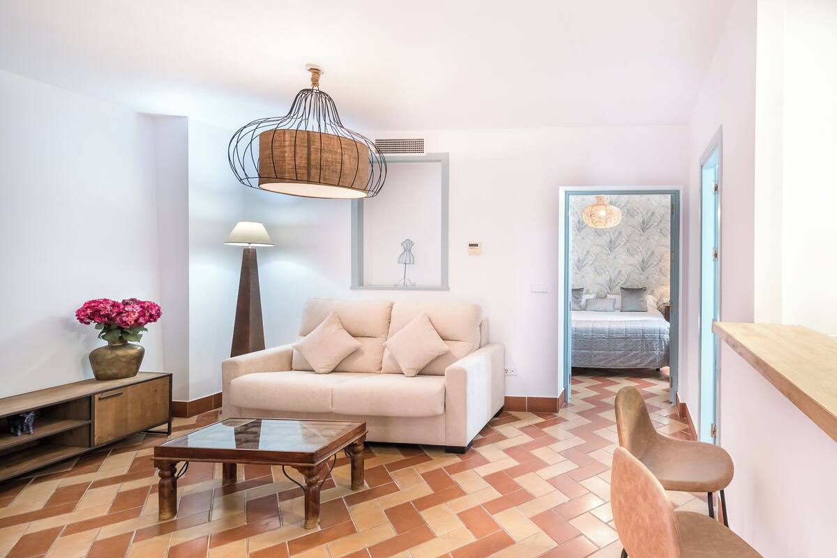 Appartement Deluxe | Coin séjour | TV connectée de 32 pouces avec chaînes numériques, télévision