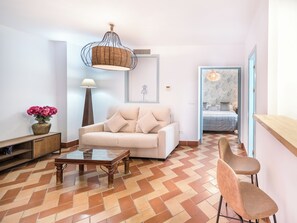 Deluxe Apartment | Living area | 32-inch Smart TV with digital channels, TV - Apartamentos Boutique Vida (Seville)