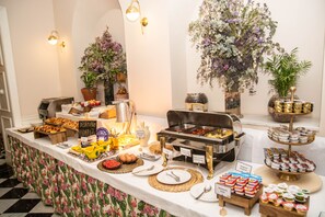 Tägliches Frühstücksbuffet gegen Gebühr