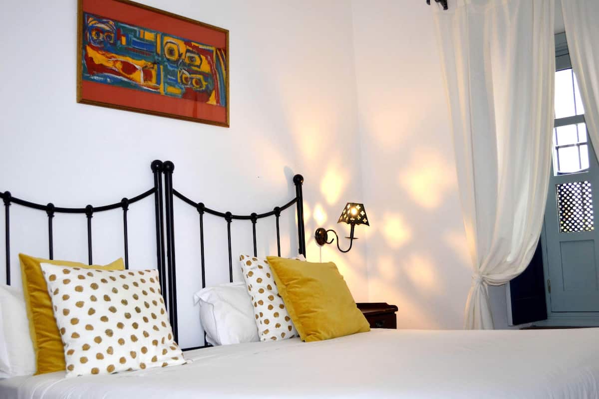 1 habitación, sistema de insonorización y tabla de planchar con plancha