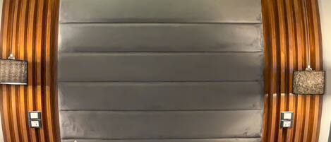 Minibar, decoración personalizada, muebles diferentes y escritorio