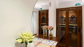 Minibar, escritorio, insonorización y tabla de planchar con plancha