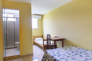 Tabla de planchar con plancha, wifi gratis y ropa de cama 