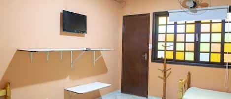 1 habitación, tabla de planchar con plancha, wifi gratis y ropa de cama