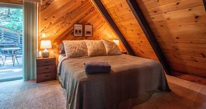 Lux's Lair - Classic Chalet in Big Trees Village