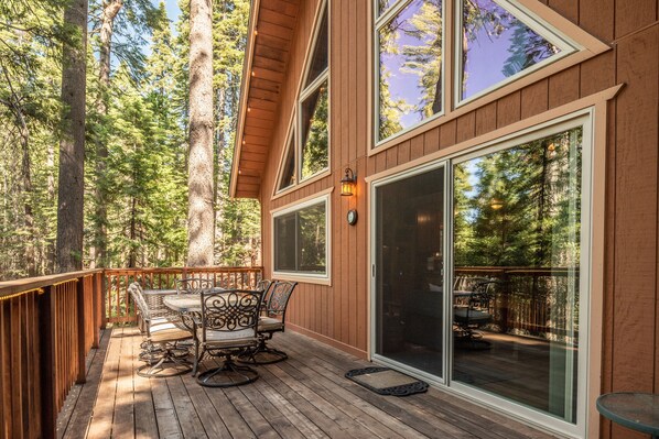 Outdoor dining - Lux's Lair - Classic Chalet in Big Trees Village (Camp Connell)
