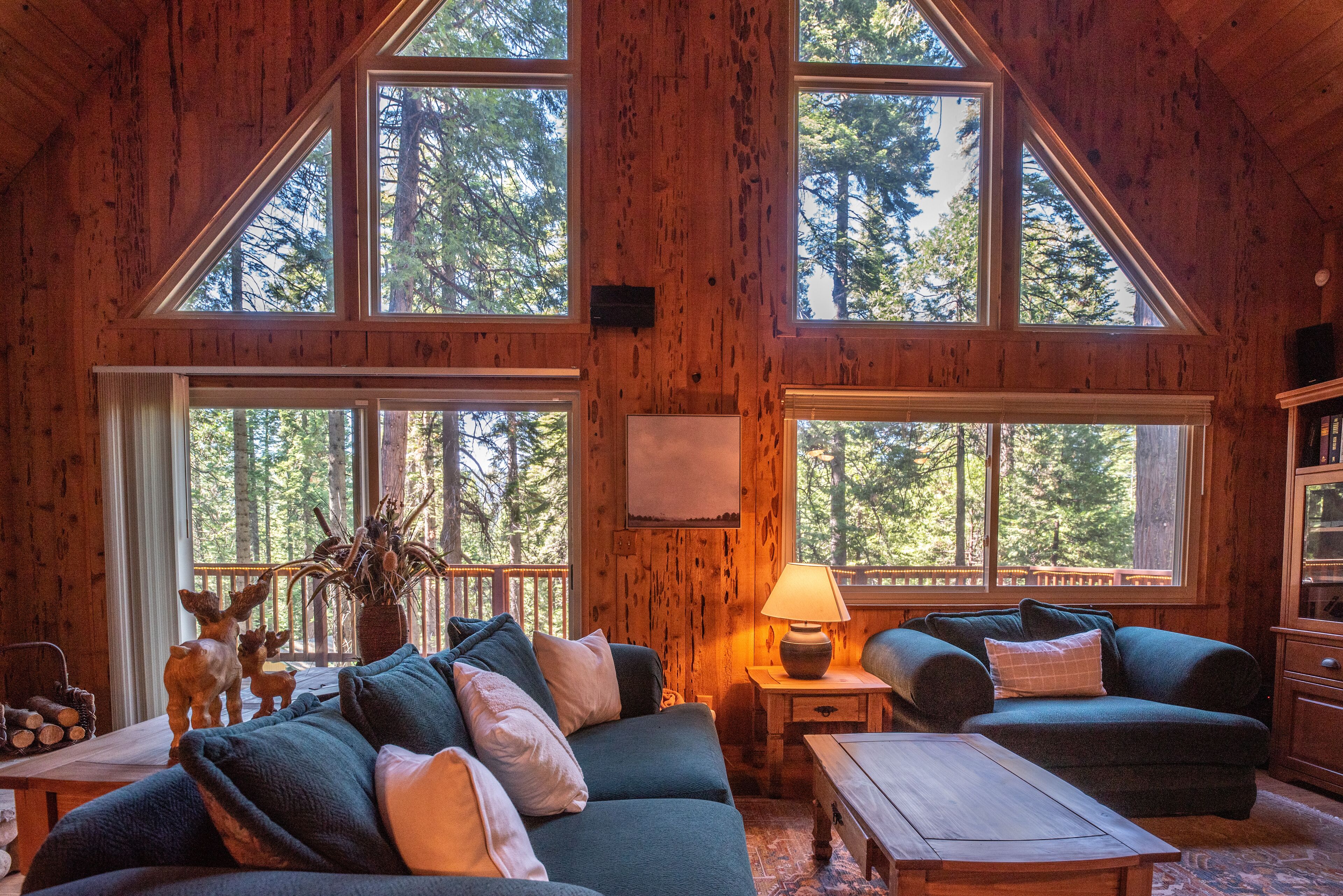 Lux's Lair - Classic Chalet in Big Trees Village