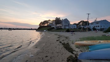 Beach nearby, sun loungers, beach towels