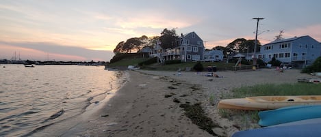 Nära stranden, solstolar och strandhanddukar