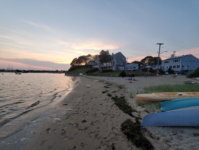 Steps from Marina, beach, restaurants!