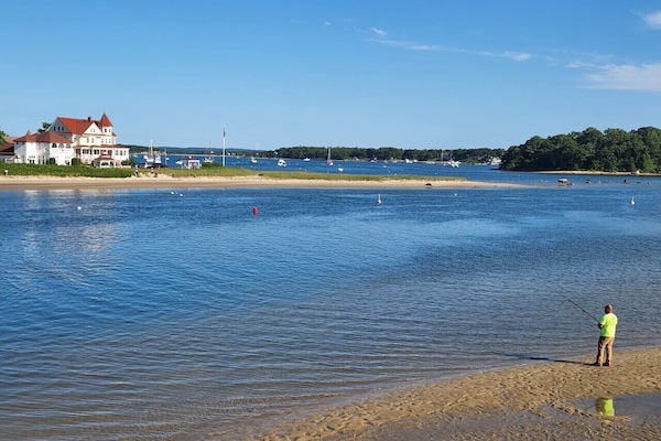 Ranta lähistöllä, aurinkotuoleja, rantapyyhkeitä