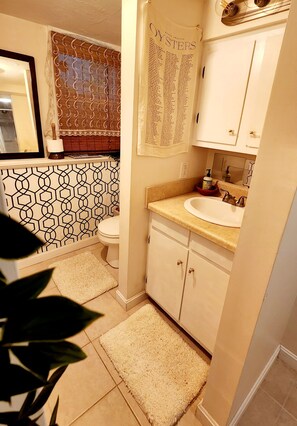 تجهيزات دش، مجففات شعر، مناشف، صابون